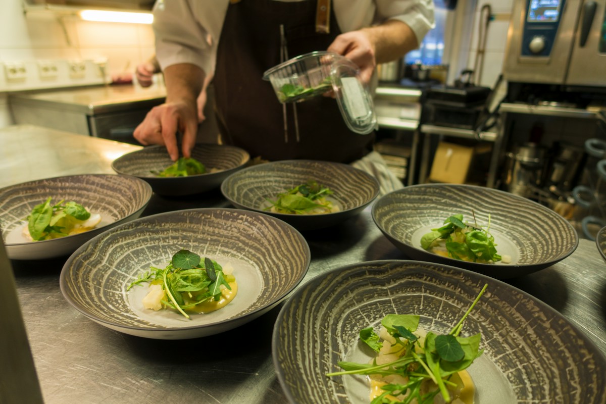 Chef a finalizar pratos na cozinha